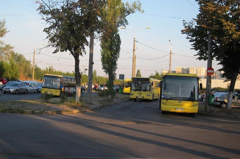 Autobuze la Gara de Vest din Ploiesti, Foto: Hotnews