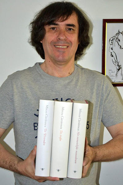 M. Cartarescu tinand in brate cele trei volume ale operei sale recent aparute in olandeza, Foto: Humanitas