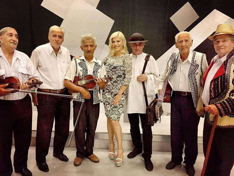 Drumul lui Lese: Loredana Groza si grup de lautari, Foto: TVR