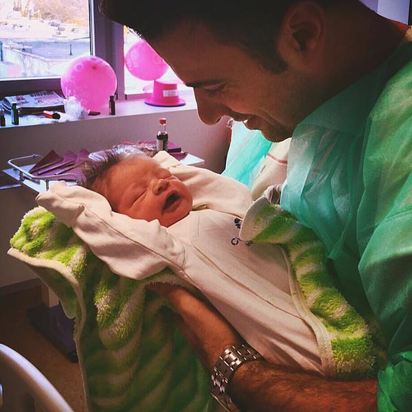 Cornel Ilie isi tine fetita in brate, Foto: Talentivity