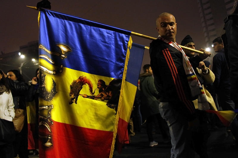 Steagul Romaniei afișat la un protest, Foto: Mihai Ivascu / Hotnews.ro