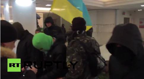 Kiev: Demonstranti nationalisti ataca sedii ale unor banci rusesti, Foto: Captura YouTube