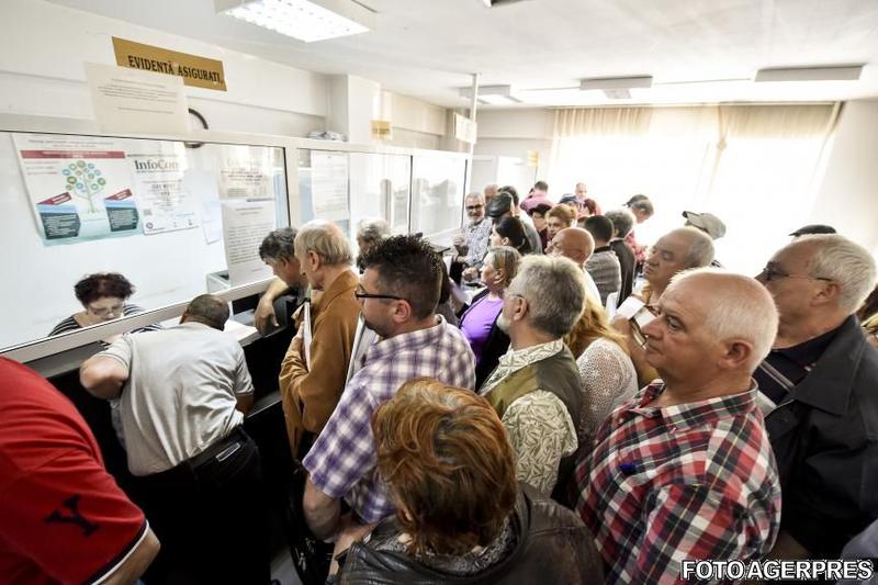 Cozi la eliberarea cardului de sanatate, Foto: AGERPRES