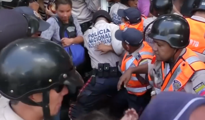 Politia protejeaza cumparatorii de alimente din Venezuela, Foto: Captura YouTube