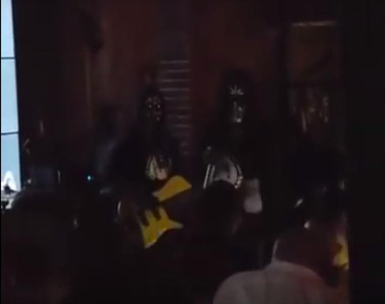 Solistul Carla's Dream renunta la concert dupa ce i se arunca bani de catre un spectator, Foto: Captura YouTube