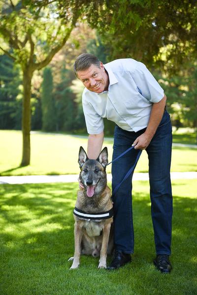 Klaus Iohannnis cu un caine SPP, Foto: Facebook - Klaus Iohannis