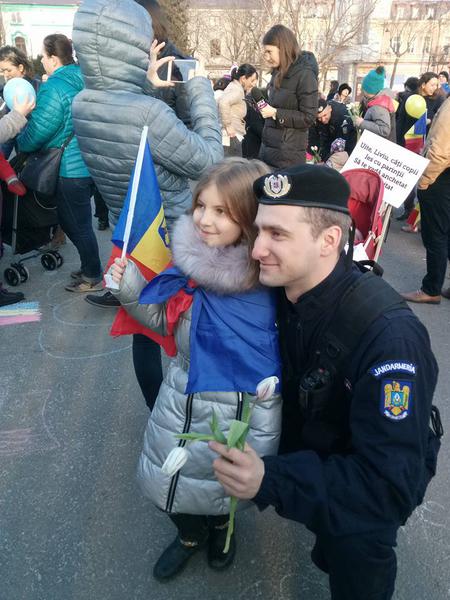 Copiii si jandarmii, la Constanta, Foto: Andreea Pavel