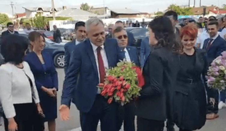 Liviu Dragnea primind flori, Foto: captura facebook
