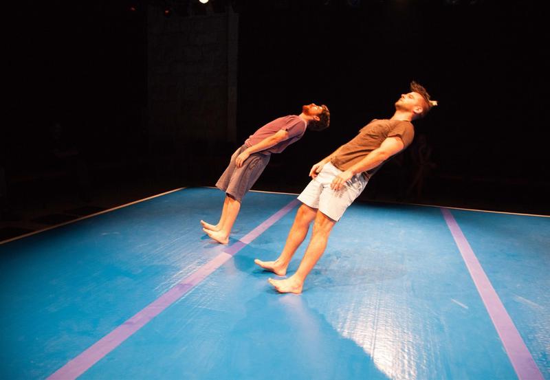 Gravitas, Foto: Poster