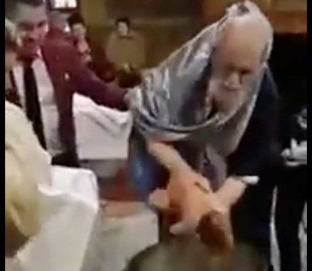 Preot brailean care bruscheaza un bebelus, Foto: Captura YouTube