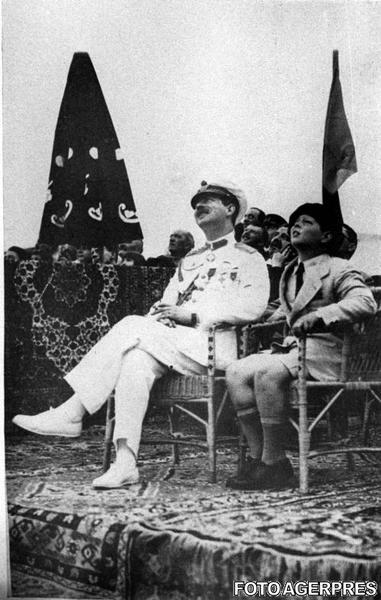 3 Regele Carol al II-lea si Principele Mihai in 1931, Foto: AGERPRES