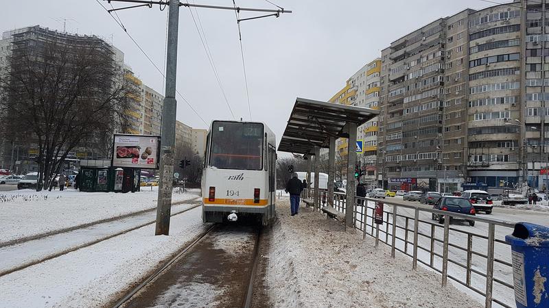 Refugiu de tramvai necuratat de zapada, Foto: Hotnews