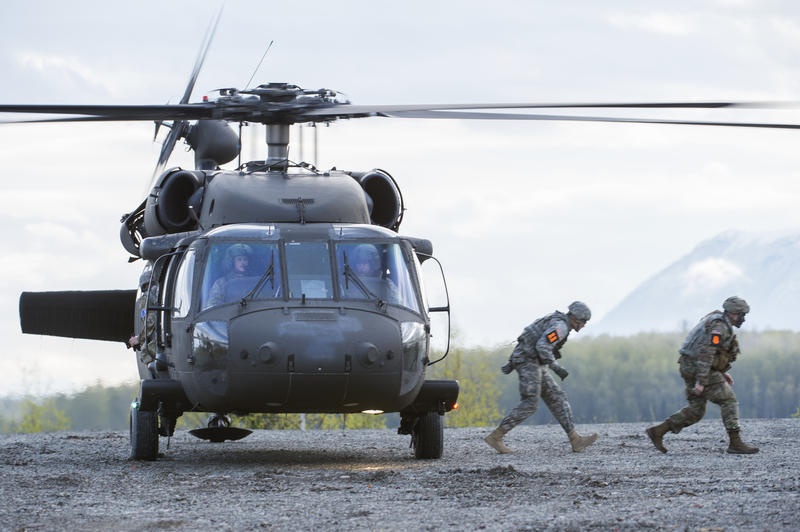 Militari americani coborand dintr-un elicopter Blackhawk, Foto: DVIDS