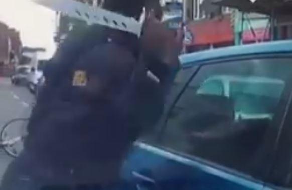 Biciclist furios si inarmat, Foto: Captura Telegraph