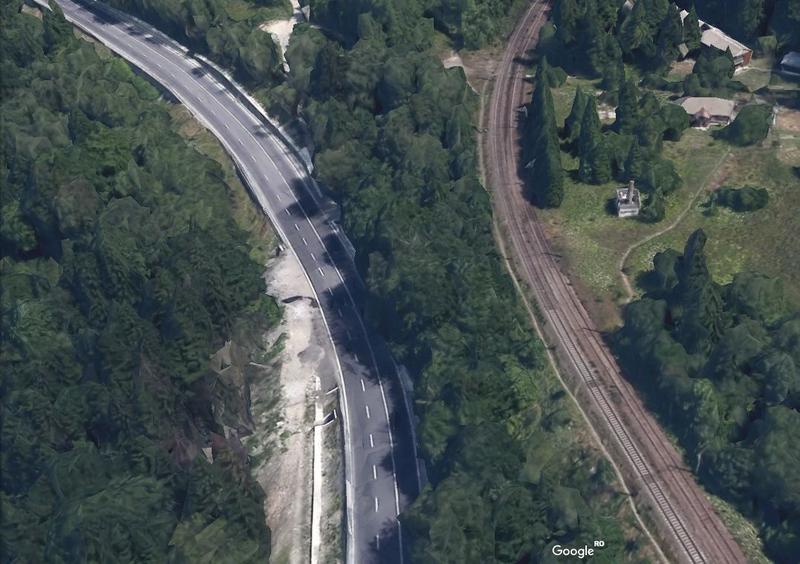 DN1 si calea ferata, la iesirea din Predeal, Foto: Google Earth