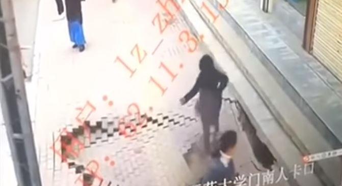 Groapa pe trotuar in China, Foto: Captura YouTube