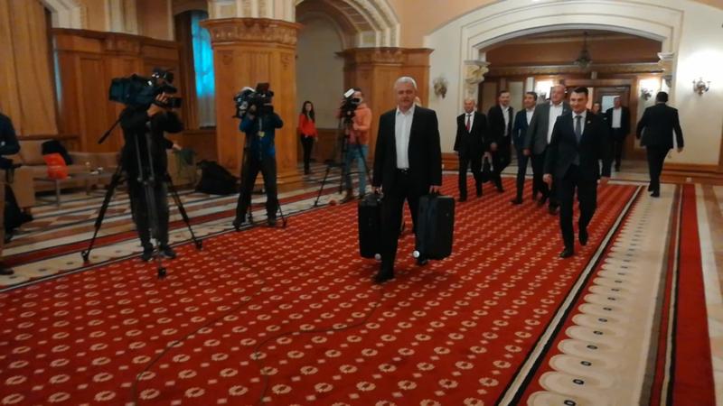 Dragnea cu valizele la CEx, Foto: Hotnews