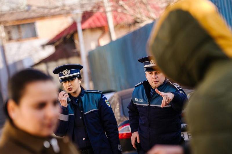 Politisti intervenind intr-un caz de violenta domestica, Foto: Facebook / Politia Romana