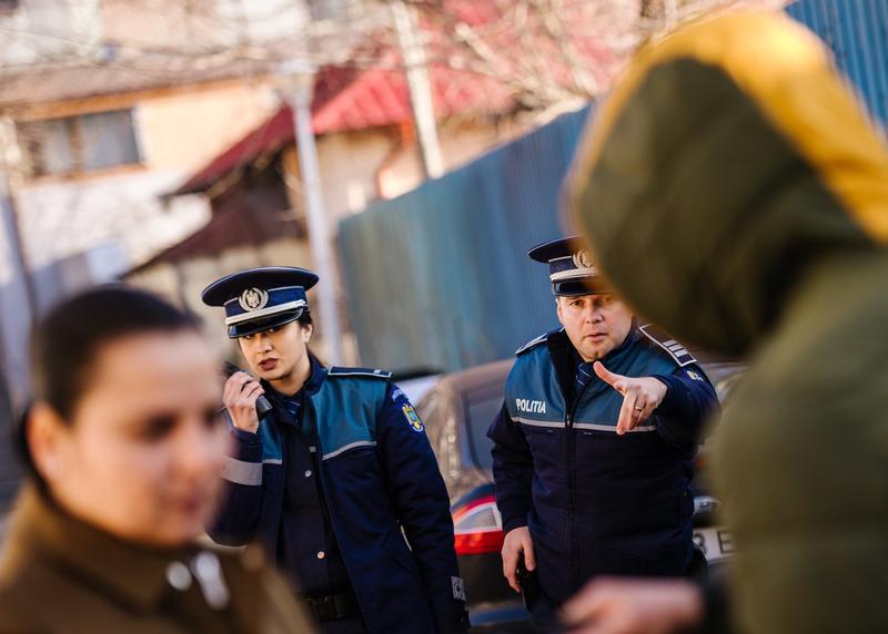 Politisti intervenind intr-un caz de violenta domestica, Foto: Facebook / Politia Romana