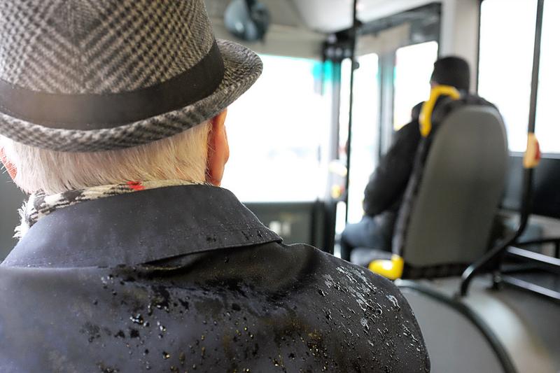 Bătrân în autobuz, Foto: Pexels
