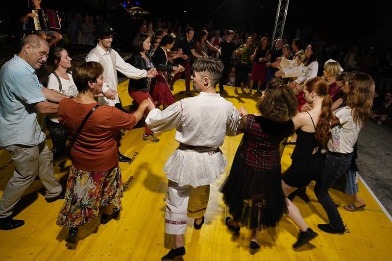 „Cineva de acasă” cu cu dans in aer liber, Foto: Teatrul Maghiar Timisoara