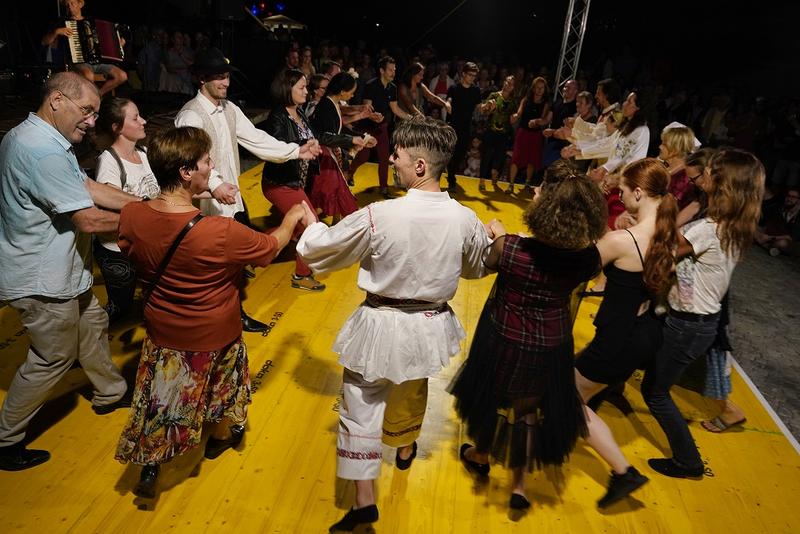 „Cineva de acasă” cu cu dans in aer liber, Foto: Teatrul Maghiar Timisoara