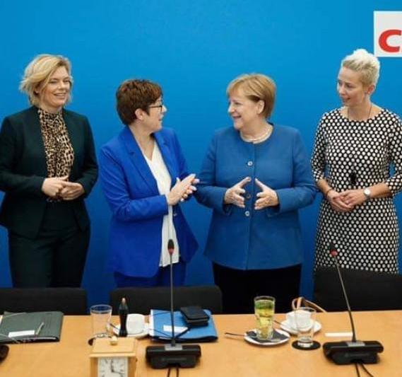 Annegret Kramp-Karrenbauer si Angela Merkel , Foto: Hotnews