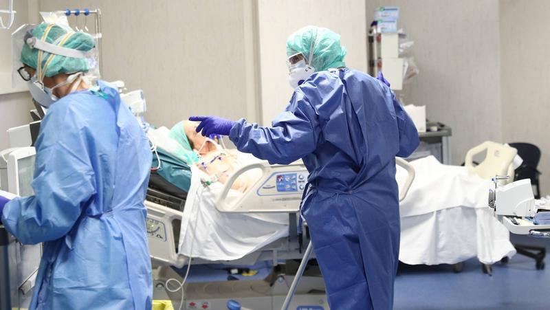 Doctori tratand un pacient cu coronavirus, Foto: Profimedia Images
