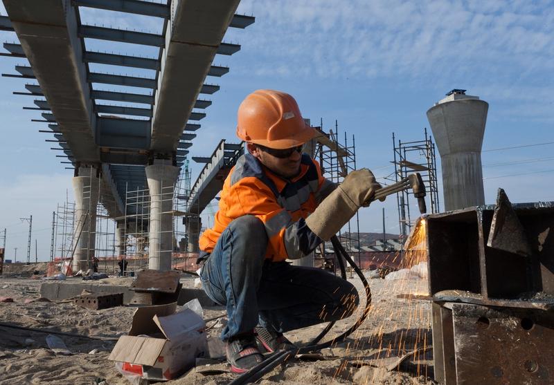 Muncitor pe un santier de autostrada, Foto: Profimedia Images / Sergei Malgavko/TASS/Sipa USA