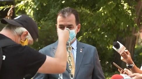 protestatarul Ceausescu i-a dat lui Orban un lant, Foto: Captura