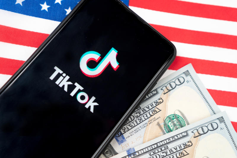 Tik Tok, America si dolarii, Foto: Luiza Nalimova | Dreamstime.com