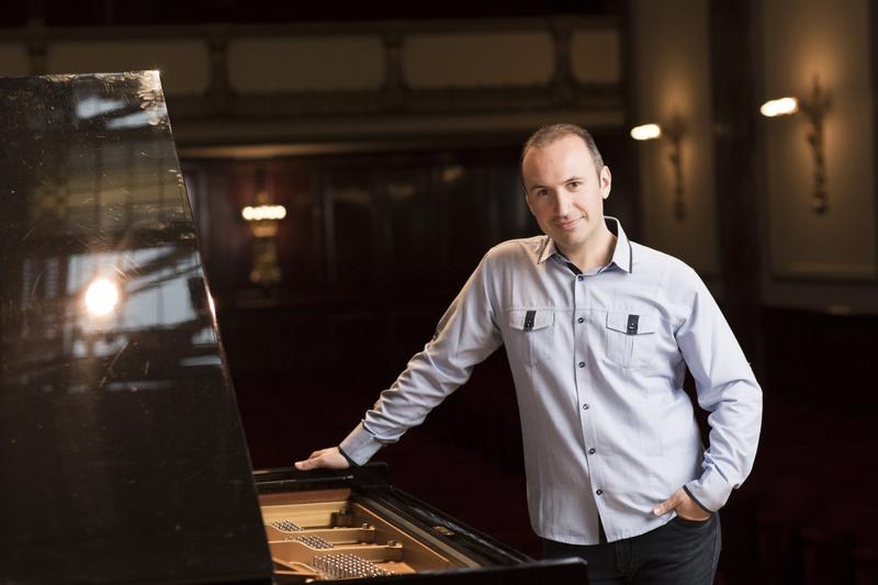 Pianistul Simon Trpceski: foto B. Ealovega, Foto: Orchestrele si Corurile Radio