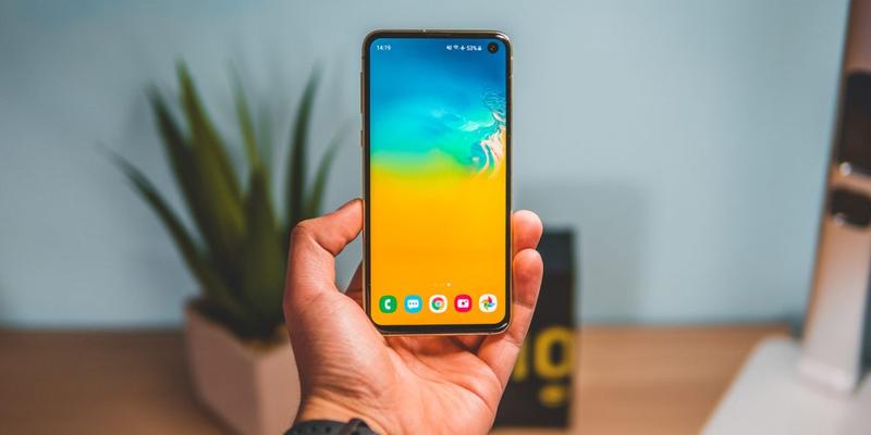 Samsung S10e - Unul dintre cele mai performante telefoane mici, Foto: Vodafone