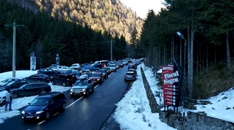 Coada de masini pe Transfagarasan, Foto: Captura video Mediafax