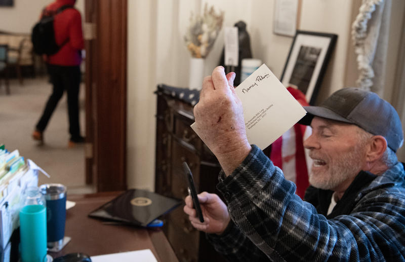 Richard Barnett în biroul lui Pelosi, Foto: AFP / Profimedia Images