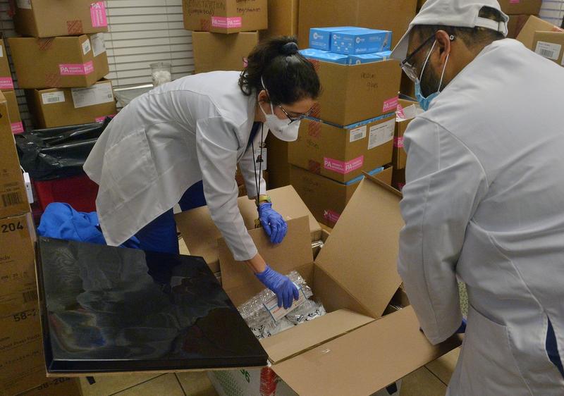 Cutii cu vaccinuri contra Covid-19, Foto: JIM RUYMEN / UPI / Profimedia