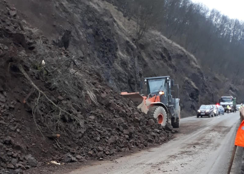 Alunecare de teren pe DN7, in Arad, Foto: DRDP Timisoara