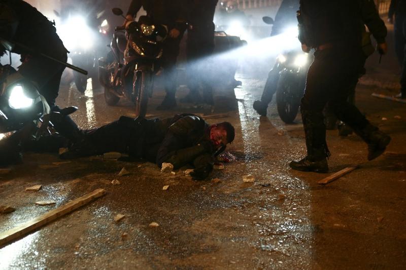 Politist ranit in Atena, Foto: Panayotis Tzamaros/NurPhoto / Shutterstock Editorial / Profimedia