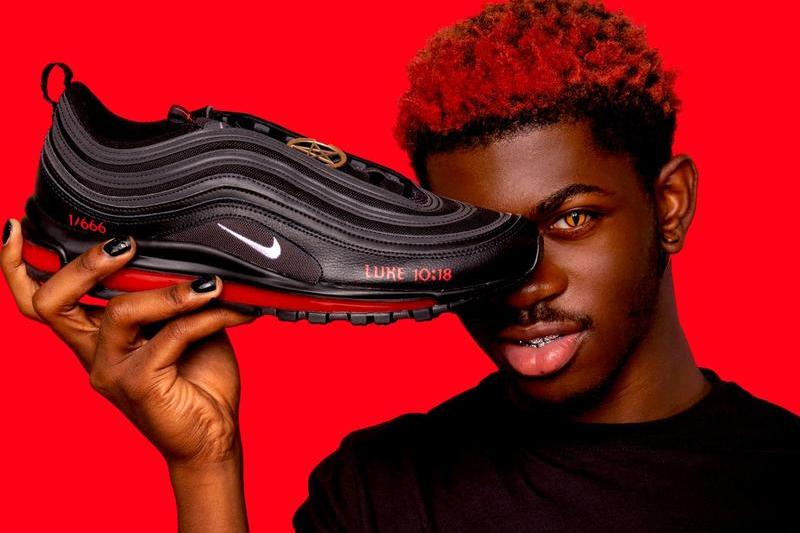 Pantofi sport Satan, Foto: Lil Nas X and MSCHF via Bestimage / Bestimage / Profimedia