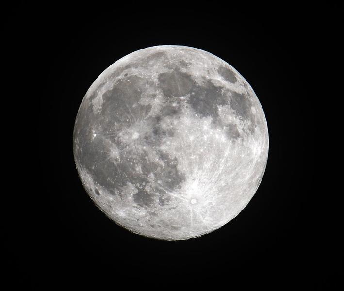 Luna plina, Foto: Brian Kushner, Dreamstime.com