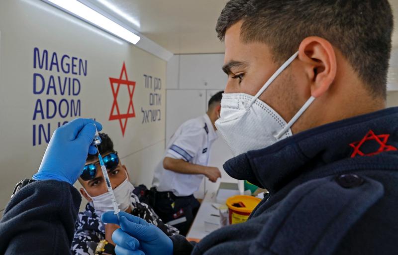 Vaccinare cu Pfizer in Israel, Foto: Ahmad Gharabli / AFP / Profimedia Images