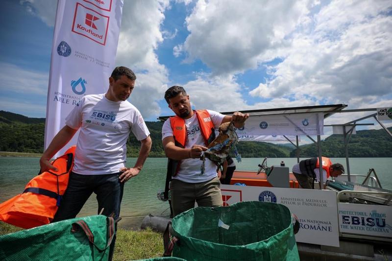 Ambarcaţiunea Ebisu, ce colectează deșeuri din apă, Foto: Facebook/ Ministerul Mediului - Romania