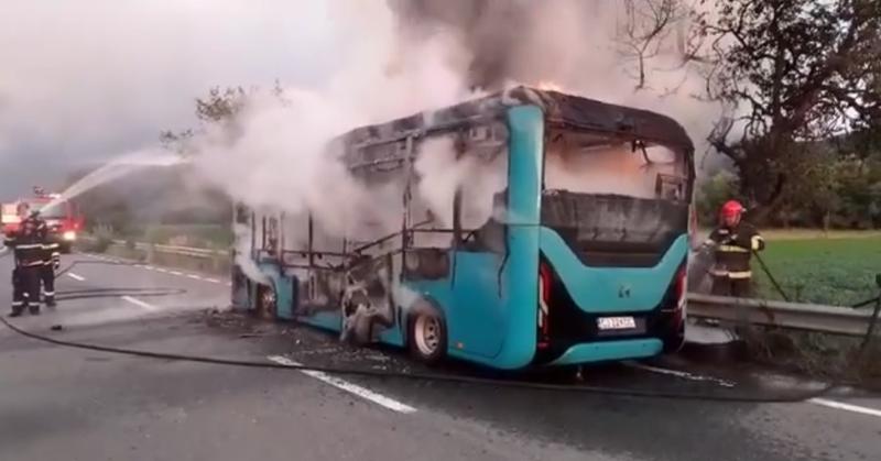 Un autobuz electric a luat foc, in Dej, Foto: Captura video