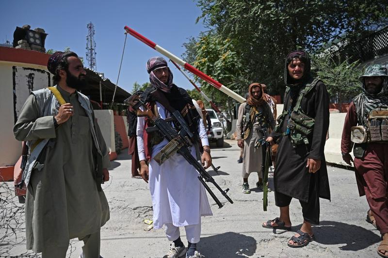 Luptatori talibani pazind o piata din Kabul, Foto: Profimedia Images / AFP