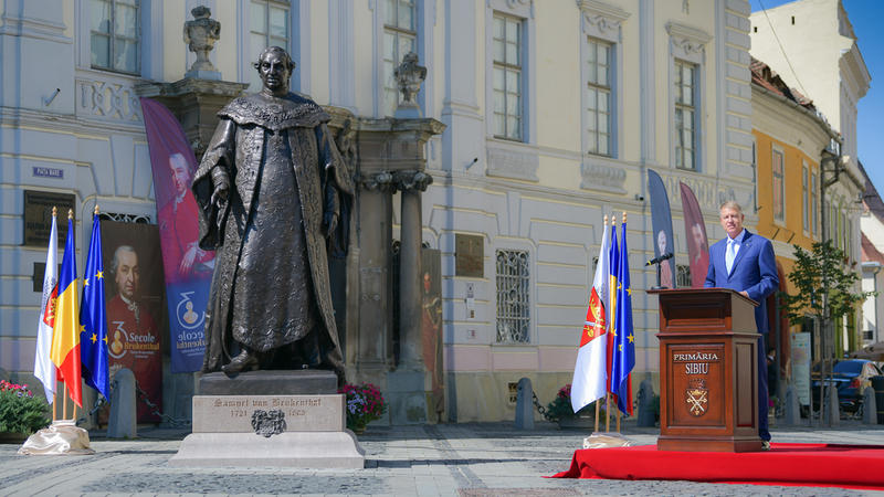 Klaus ​Iohannnis, la dezvelirea statuii lui Brukenthal, in Sibiu, Foto: Presidency.ro