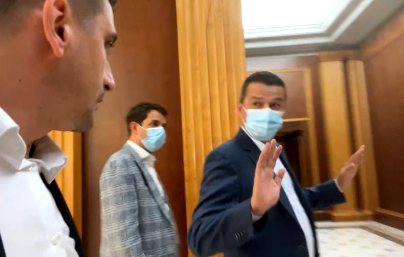 Grindeanu, urmarit de George Simion pe holurile din Parlament, Foto: Captura video