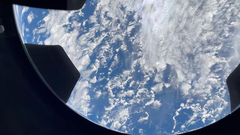 Vedere prin cupola capsulei Crew Dragon, Foto: SpaceX