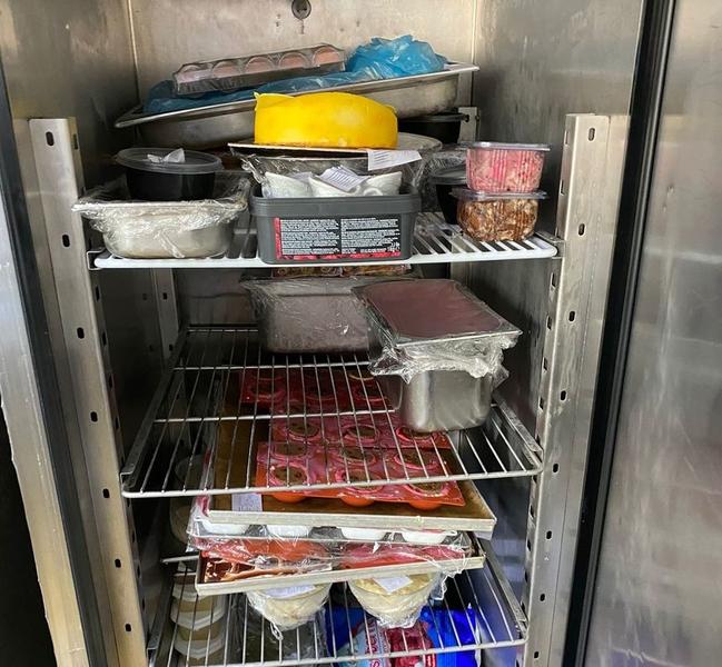 Mancare alterata in frigiderul unui hotel de lux, Foto: ANPC