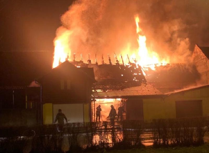 Case cuprinse de flacari in Rasnov, Foto: News.ro