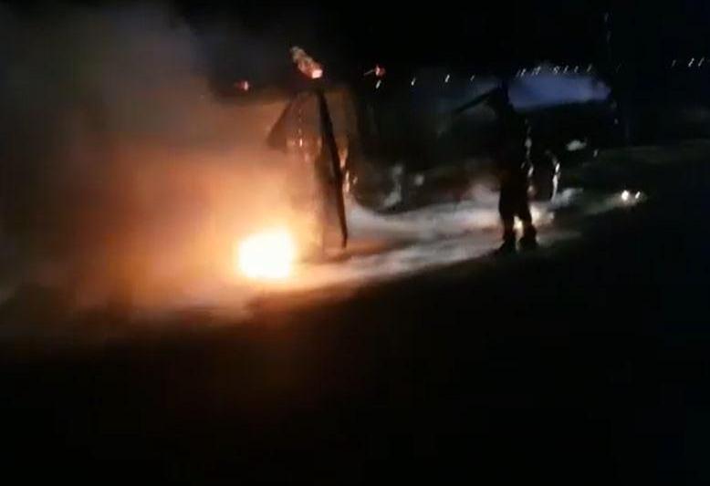 O masina a ars pe A1, Foto: Captura Facebook